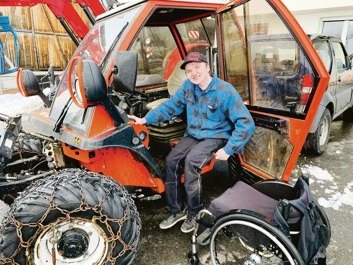 1a5ac02e883749d71e637a6885311527a74e02fd Mit einem Metalllift kann Martin Gassner eigenständig in den Reform Metrac und den John-Deere-Gator ein- und aussteigen. Der Massey Ferguson hat noch keinen Lift, da hilft ihm jeweils der Bruder. (Bilder zVg Martin Gassner)