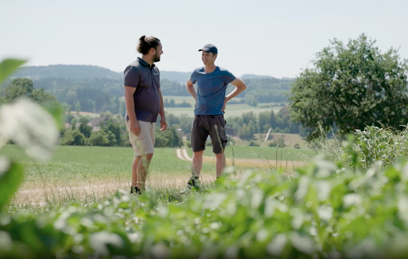Berater Fabian Burch vom BBZN Hohenrain im Gespräch mit Landwirt Christian Galliker. Die kostenlose Beratung im Projekt «Mehrwert|Pflanzen» umfasst insgesamt etwa drei Tage.