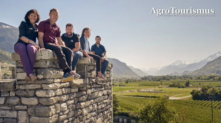 a13941599c7cc5c277254f0ec34ca7319432995b Familie Caloz-Évequoz auf dem ehemaligen Wasserturm, der als kleine Pension für die Übernachtung der Gäste dient: Monique und Bertrand Caloz, Sohn Benoît, Tochter Virginie und Sohn Damien. (Bild Charly Cavin)