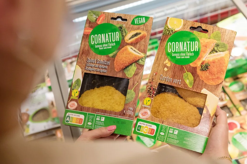a13abe29a682ae0fd8b789caf02687bdc52bc9fc Für die Migros gehört die einfach verständliche Ernährungsinformation zur Transparenz. Hier zeigt der Nurti-Score: Gesundheitstechnisch wäre das Spinat-Schnitzel zu bevorzugen. (Bild Migros)