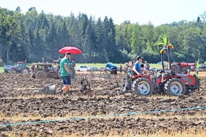 Bei hochsommerlichen Temperaturen und unter idealen Bodenbedingungen wendeten die Teilnehmer mit ihren mitgebrachten Maschinen den Boden.