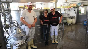 Auch wenn nun Oskar Häni (links) die Verantwortung für die Käserei trägt, will er festhalten am Bewährten seiner Vorgänger Ruth und Jakob Beer.