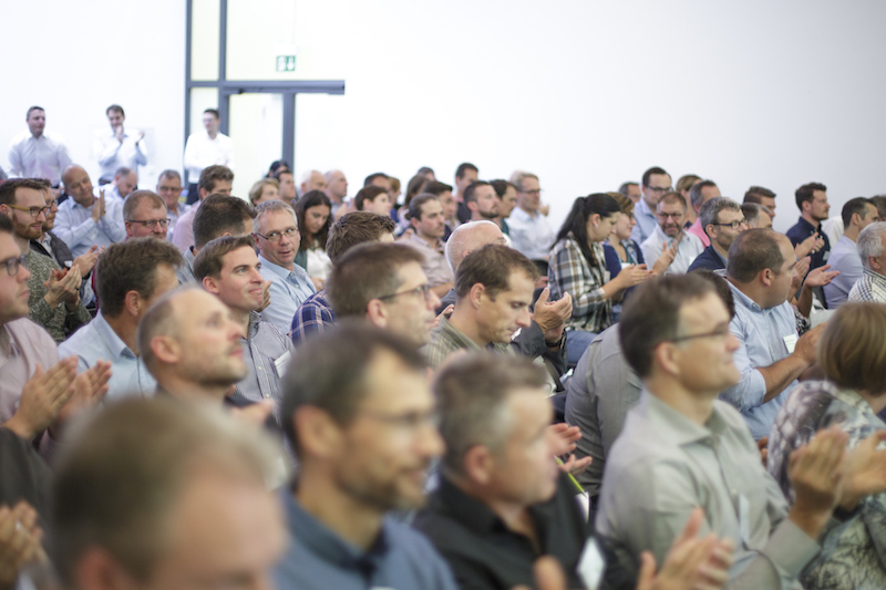 140 Teilnehmende füllten die Aula der Feusi. (Bild zVg)