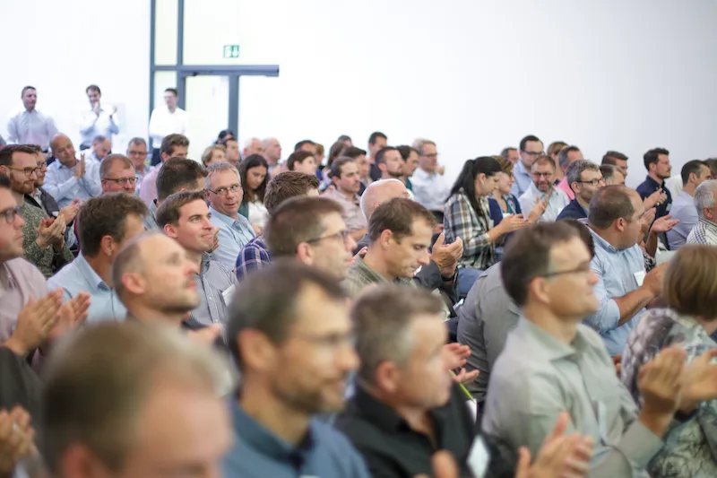 e329df27f6e7e6ae7ad016bf2d84fb84783f9624 140 Teilnehmende füllten die Aula der Feusi. (Bild zVg)