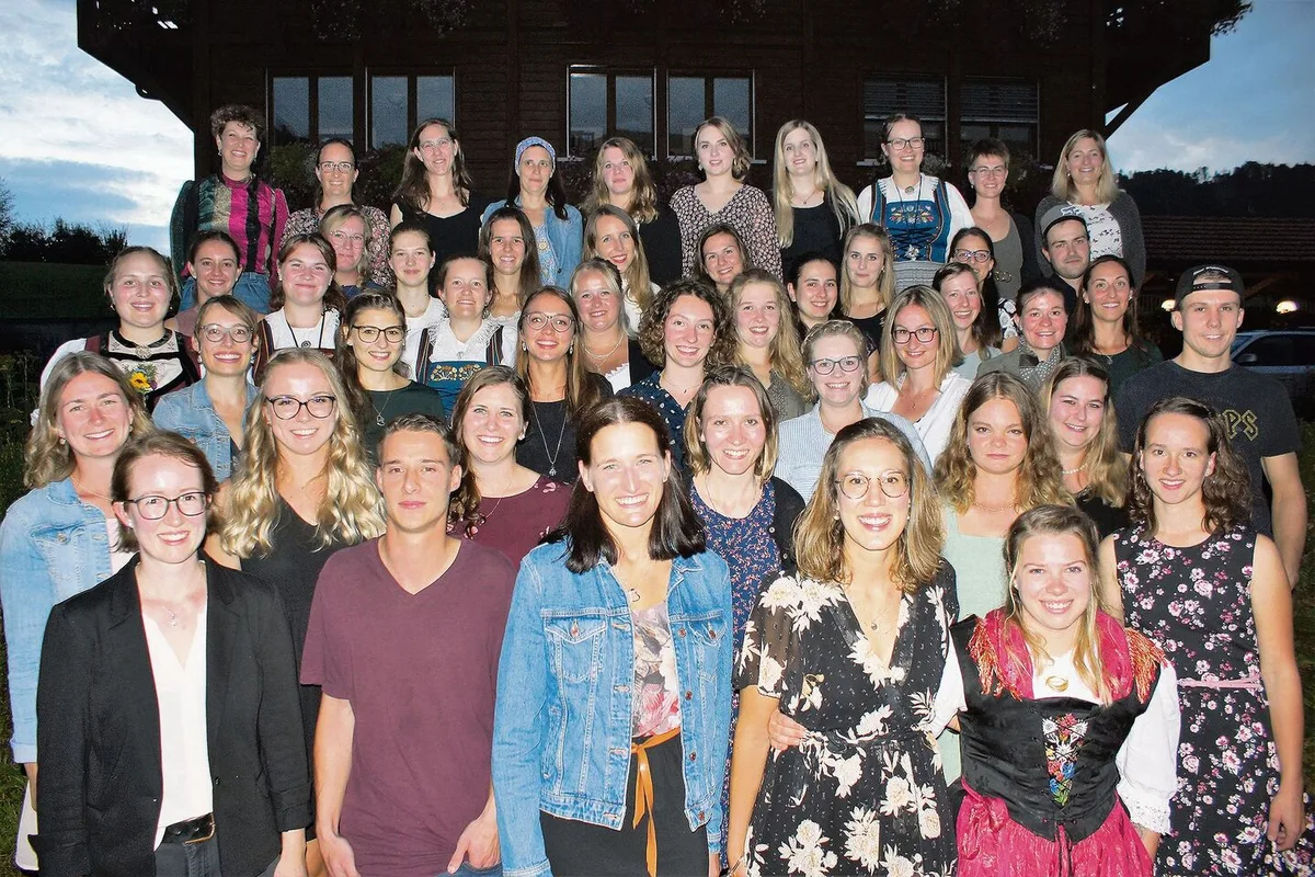 Diese strahlenden Nachwuchs-Bäuerinnen und künftigen bäuerlichen Haushaltsleiter sind nach ihrer vielfältigen Ausbildung bestens für den land- und hauswirtschaftlichen Alltag gerüstet.