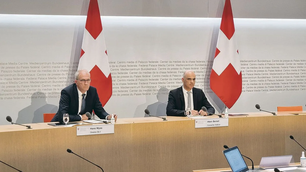 f0fa27d24edd3efa86ee839cc5476c7fc0f4e6febc3d720b9b7bc6fef8c84903 Bundesrat Alain Berset (r.) und der Direktor des Bundesamts für Lebensmittelsicherheit und Veterinärwesen Hans Wyss an der Medienkonferenz.