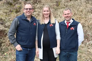 Ehrenpräsident Fredi Siegrist (links) mit Geschäftsführerin Melanie Häusermann und Präsident Stefan Kuhn.