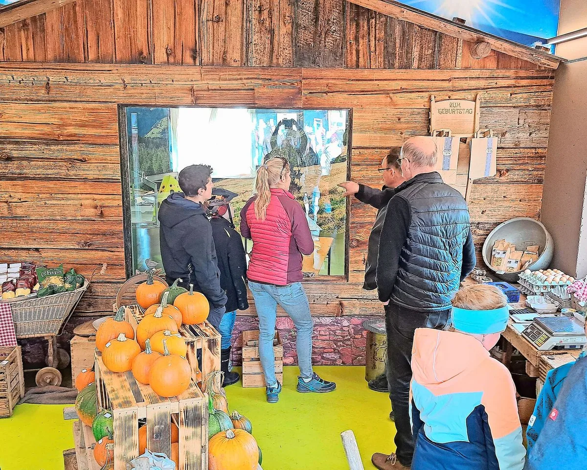 Die Gäste der Linth-Tour bestaunen den neuen Hofladen, wo auch eine Käserei untergebracht ist.