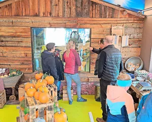 Die Gäste der Linth-Tour bestaunen den neuen Hofladen, wo auch eine Käserei untergebracht ist.
