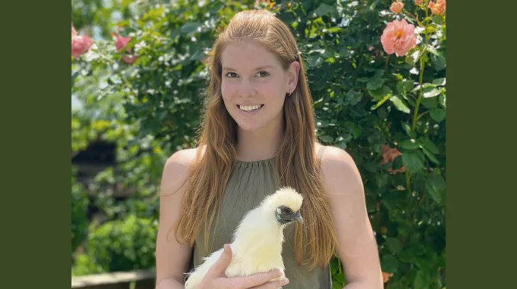 5334e8cc3a81277b6b9bf7ac1a6a07c5e845e53a Michaela Koch mit einem ihrer Seidenhühner, die sie schon als Kind hatte. «Sie ist bestimmt schon zwölf Jahre alt.» (Bild Jeanne Woodtli)