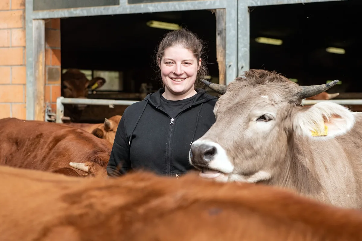 _AMM1016 Betriebshelferin: Nadine Lützelschwab aus Magden arbeitet als Landwirtin dort, wo ihre Hilfe gebraucht wird