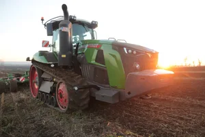 Der 1100 Vario MT fährt auf Raupen und kann in der neusten Baureihe bis zu 673 PS erreichen.