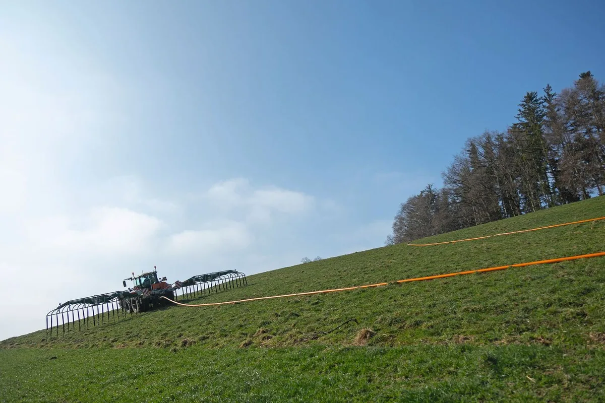 Die Verschlauchung mit einem Schleppschlauchgestänge ist eine Alternative für Güllefässer mit Breitverteiler, die ab 2024 nicht mehr erlaubt sind.