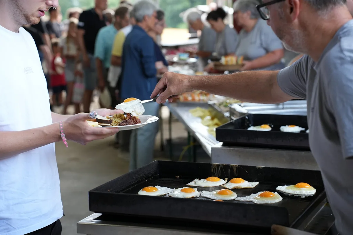 NS-B-32-Brunch-3sp Rösti und Züpfe sind beim 1. August-Brunch äusserst gefragt