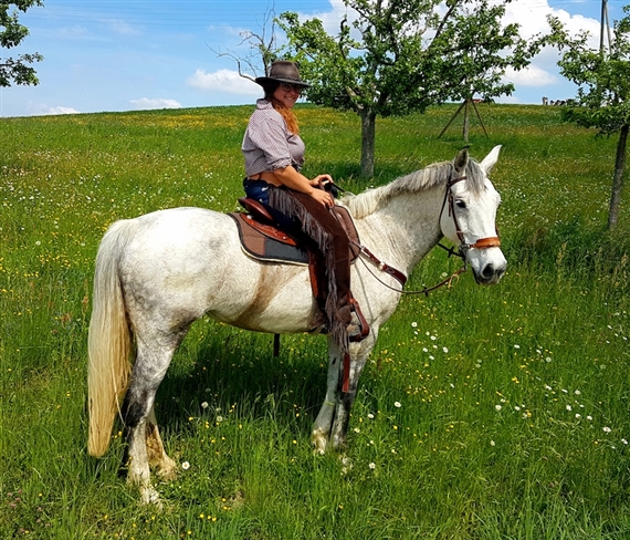 Martina Schafer mit ihrer Stute Honey. Zusammen mit Freundin Martina Widmer und drei weiteren Pferden werden sie in elf Tagen 260 Kilometer zurücklegen. (Bild Martina Schafer)