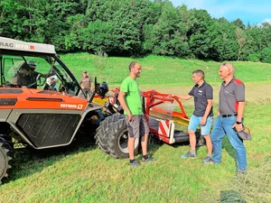 Reto Hurter von HW Landtechnik in Buonas, Andreas Enzler von Agromont und René Wismer, Inhaber HW Landtechnik (v.l.) beim Bandschwader von Pöttinger, angehängt am Reform H70 R.
