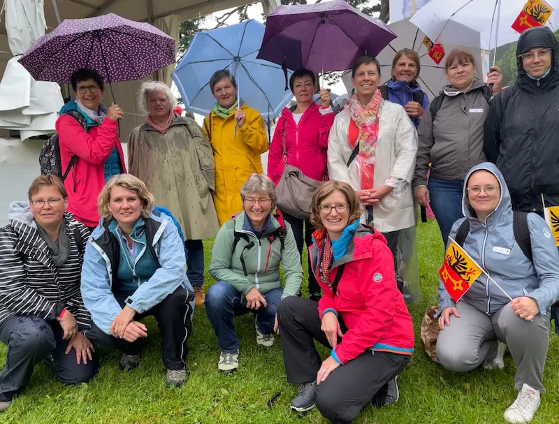 0bd14516ac000230e31d52d8d31a6271ded4a730 Eine Delegation vom Schweizerischen Bäuerinnen- und Landfrauenverband, mit Präsidentin Anne Challandes (4. v. r. stehend), war auch auf dem Frauenrütli zu Gast. (Bilder SBLV)
