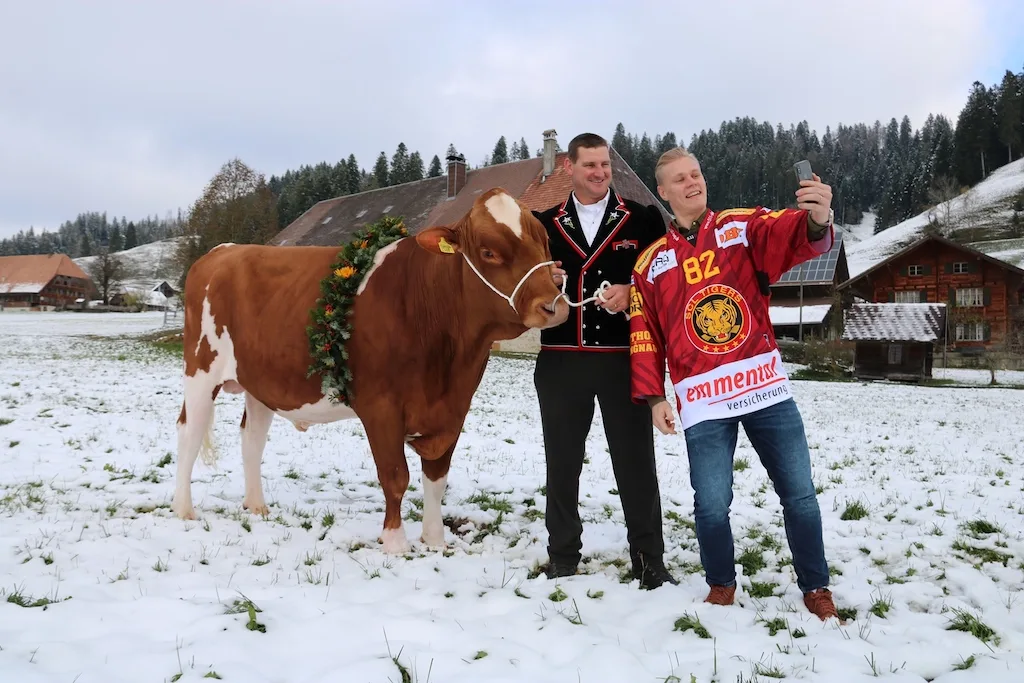 5021b339c0847f53eb38d46e51a1f35b1387441b Das Selfie: Harri Pesonen, Weltmeister in Diensten der SCL Tigers, verewigt sich mit Bernhard Wüthrich und Muni. (Bilder zVg)