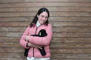 Rahel Stocker mit dem frisch geborenen Lamm Linus. Die Lehrerin und dreifache Mutter arbeitet gern auf dem Hof mit.