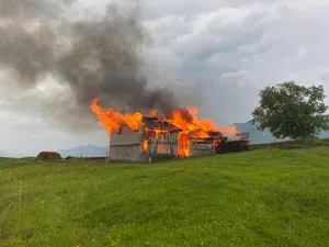 Der Alpstall brannte vollständig nieder. (Bild Polizei-Schweiz)