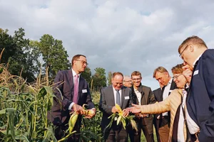 Der Biss in einen Maiskolben frisch ab Feld und andere sinnliche Erlebnisse gab es für die Gäste an der Eröffnungstour durch die ALA.