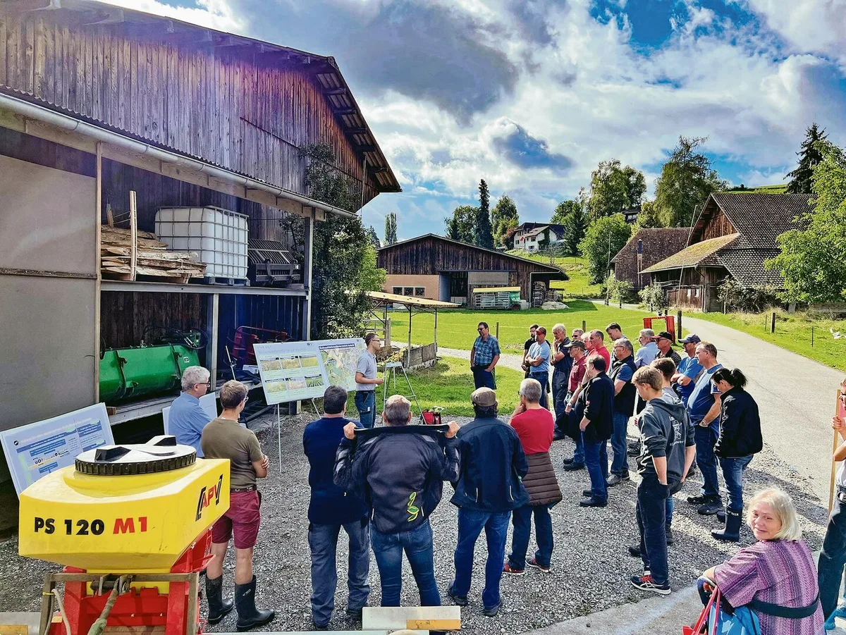 82c285c23b6e652593bb9df2472b4897bcceb9b1cf1383840b49462da2334fa6 Themen wie Zuckerrübenanbau und die Umsetzung der parlamentarischen Initiative standen im Mittelpunkt der Liebegger Herbsttagung bei Andrea und Lukas Gautschi.