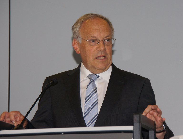 Schneider-Ammann am Rednerpult. (Bild lid/ji)