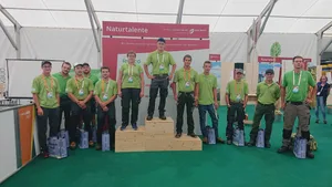 Nach der ersten Vorausscheidung dürfen sich Simone Heimgartner, Lukas Jufer und Roman Durrer (rechts) als Finalist(innen) beim Beruf Landwirt/in aufs Treppchen stellen.