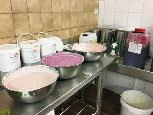 Einmal wöchentlich werden zehn verschiedene Joghurtsorten aus Schafsmilch hergestellt und produziert.