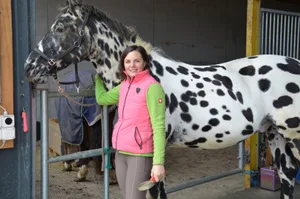 Bianca Schelling mit ihrem Apaloosa Choice. Sie kaufte sich das Pferd von ihrem ersten Lohn nach dem Studium.