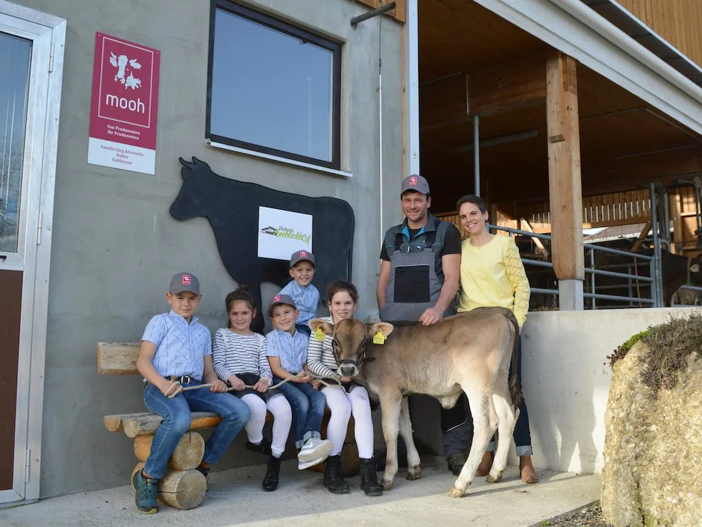 fe700614f7c6d12601b06b731d82ab42aef64eaa Familie Huber hat beim Hoftafel-Wettbewerb unter den Mooh-Mitgliedern ein Kalb gewonnen. Jürg Huber schätzt die Organisation als verlässlichen Partner. (Bild Mooh)