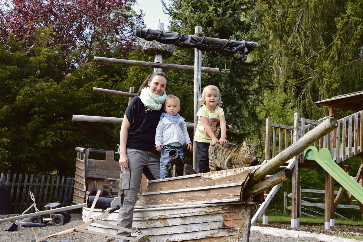 0ad43d733af263b60f423afee6b699d9ad61739f Dank der Bauernhofspielgruppe von Mama Simone Brändli haben Jay (1,5) und Mayla (3) einen tollen Spielplatz vor dem Haus. Katze Sky ist auch oft dabei. (Bild jw)