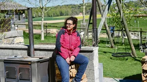 Der Garten mit Spielplatz, Tieren und der Outdoorküche, ausgestattet mit Holzherd, Feuerstelle, Grill und einem Selbstbedienungsangebot an Würsten und Getränken lädt Gäste nach dem Besuch des Erlebnisweges zum Verweilen ein. (Bilder Andrea Wyss)