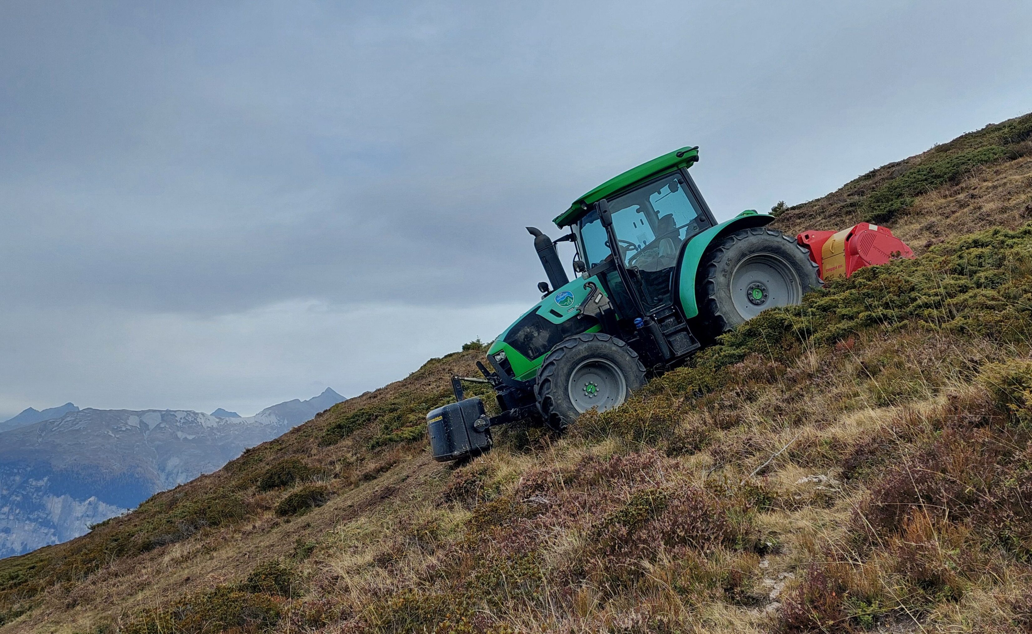 Traktor im Einsatz: Kampf gegen Verbuschung auf der Alp Urdental.