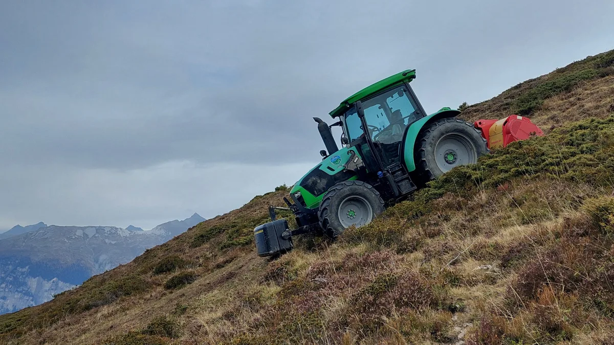 Abb. 5.jpg Traktor im Einsatz: Kampf gegen Verbuschung auf der Alp Urdental.