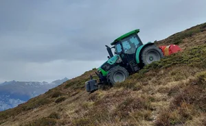 Traktor im Einsatz: Kampf gegen Verbuschung auf der Alp Urdental.