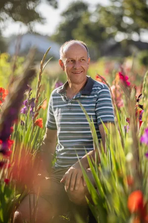 Hans Hagenbuch betreibt in Oberlunkhofen AG und Umgebung seit 30 Jahren Schnittblumenfelder. Bild: Pia Neuenschwander
