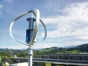 Im Gegensatz zu den bekannteren horizontalen Windrädern müssen sich vertikale Anlagen nicht nach dem Wind ausrichten und können auch turbulente Strömungen nutzen.