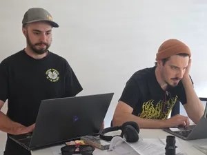 Curdin Brunner (links) bewirtschaftet mit seinen Eltern in Valendas GR einen Hof. In seiner Abschlussarbeit zum Agrotechniker hat Livio Janett von der BauernZeitung unterstützt.