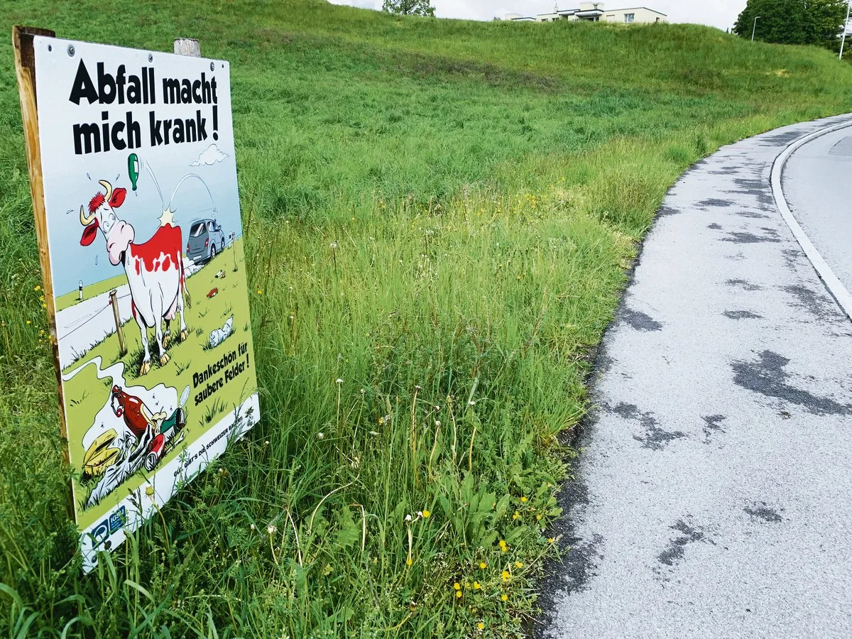 2da6920340b637470aff8fb2386f577cfb81ce29 Prävention mit Feldrandtafeln genügt nicht, es braucht auch härtere Sanktionen gegen Littering. (Bild Josef Scherer)