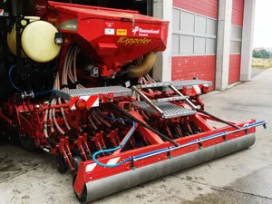 Bernhard Kappeler hat seine Säkombination zusätzlich mit einem Spritzbalken ausgerüstet. Der Spritzbalken wird von einer 12-Volt-Pumpe mit Traktorstrom angetrieben. Vom Traktor aus kann der Druck der Düsen verstellt und diese ein- und ausgeschaltet werden.