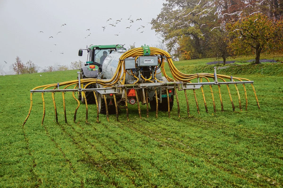 a9da25585f6c50646cb9c458415e822ef682c80e Ausbringen der Gülle mit einem 6 m³ grossen Druckfass und einem 7,5 m breiten Schleppschlauchverteiler auf einer Wiese des Kappelhofes in Wittenbach SG. (Bilder M. Götz)