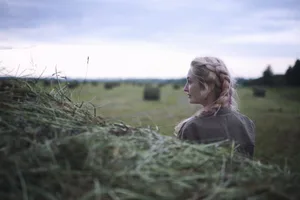 Besonders in der Tierhaltung ist in vielen Ländern Europas die Beschäftigung rückläufig. Direktzahlungen können diesem Trend laut Agroscope entgegenwirken und v.a. für Frauen die Mitarbeit auf einem Familienbetrieb finanziell ermöglichen.