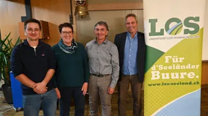Cédric Mathys wurde neu begrüsst, Therese Tschannen aus dem Vorstand verabschiedet. Vizepräsident Bruno Martin und Präsident Martin Schlup wünschen sich jedoch weitere Vorstandskolleginnen und -kollegen (v. l. ).