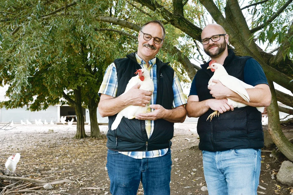 e8a4cb2d4bb87d56de5fed073d9551d297daf5ed Dem Tierwohl verpflichtet: Paul (links) und Adrian Blum im strukturierten Auslauf ihres Geflügelhofes. (Bilder Armin Emmenegger)