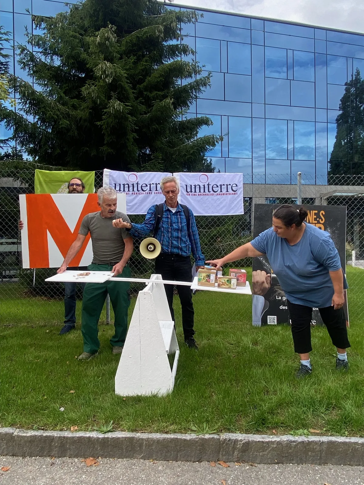 image0 Demonstration vor Elsa-Fabrik wegen Milchpreissenkung