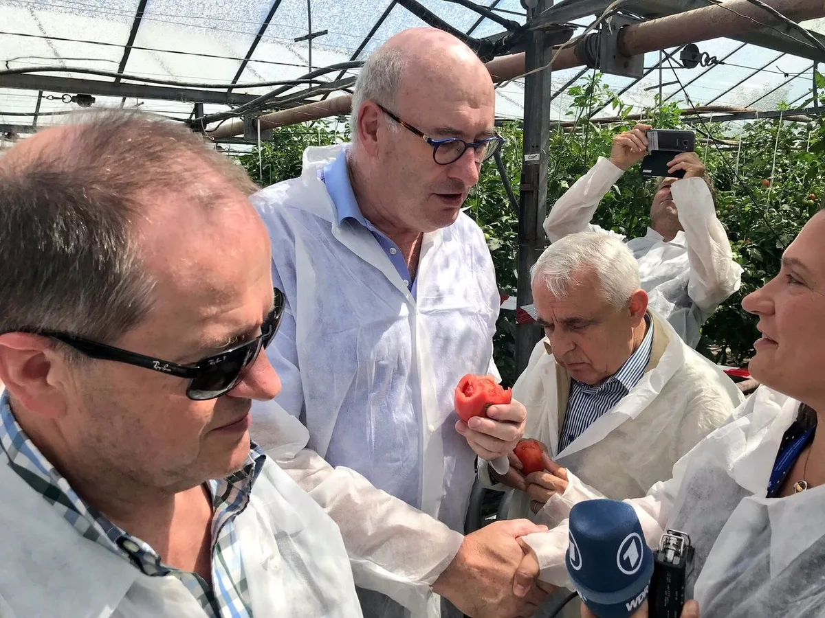 63fdcdde18a18e181f9dfd42d738bf723b80581d EU-Kommissär Phil Hogan degustiert auf seiner Bulgarienreise eine Tomate. (Bild akr)