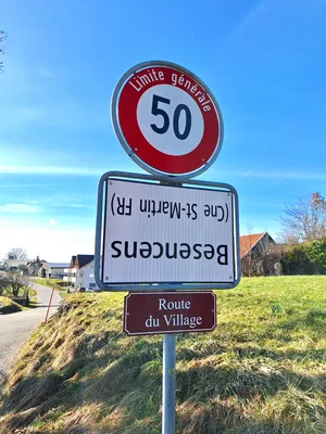 In Anspielung auf den Slogan der französischen Landwirte «on marche sur la tête!» («das ist verkehrt/falsch» werden in der Romandie viele Ortsschilder umgedreht.