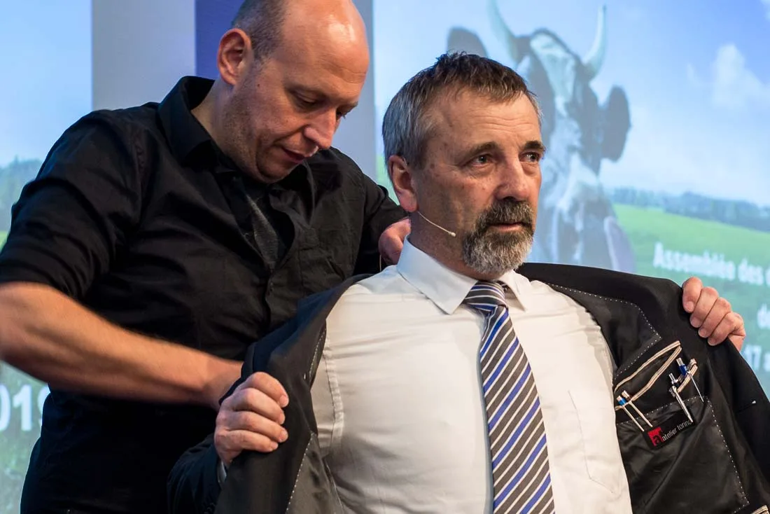 14d5ac7daee36152d68f94dc0a9cf396440f9140 SMP-Präsident Hanspeter Kern lässt sich vor der DV das Mikrofon einrichten. (Bild hja)