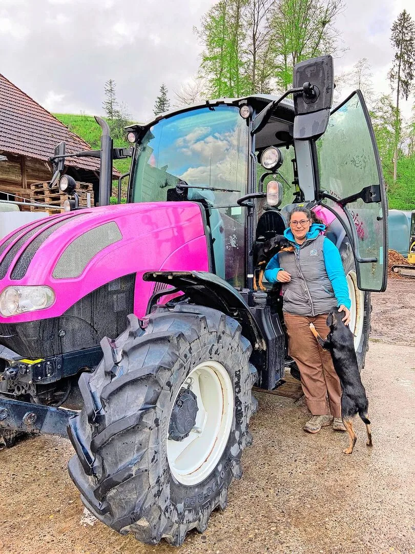 57891a5593891a41b0903c7f9655cef4b6f6def1f6d78e8983a543142f2b0eab Esther Hürlimann mit ihrem pinken Steyr. Er habe schon Boote und Flugzeuge foliert, aber noch nie einen Traktor, geschweige denn in dieser Farbe, meinte ihr Bekannter beim Auftrag.